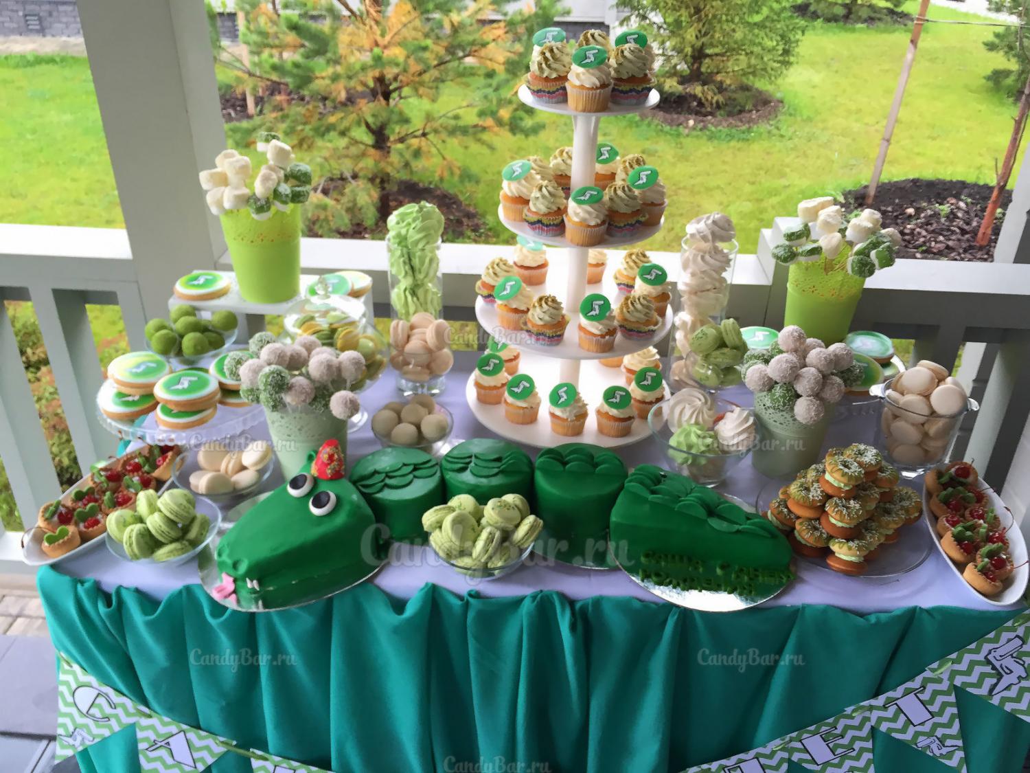 Сладкий стол для мальчика в зеленом цвете стиль крокодил