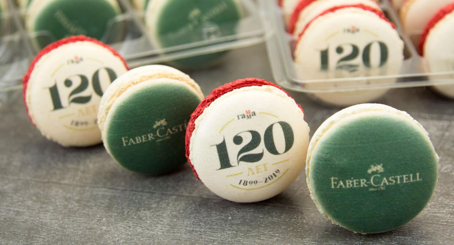 Подарки клиентам и партнерам от Гаммы - лого на макарунах