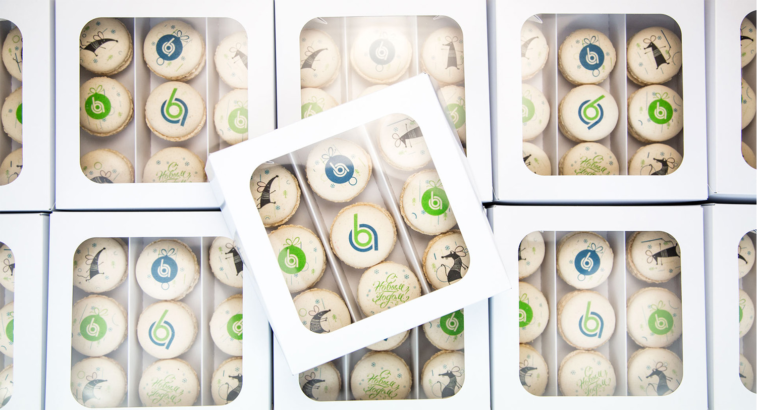 Подарки клиентам и партнерам от ПалитрумЛаб - лого на макарунах