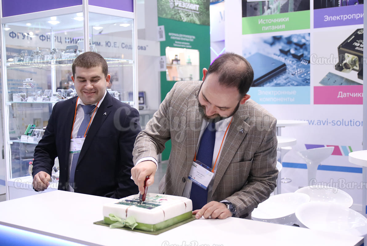 Торт на юбилей компании с логотипом ExpoElectronica