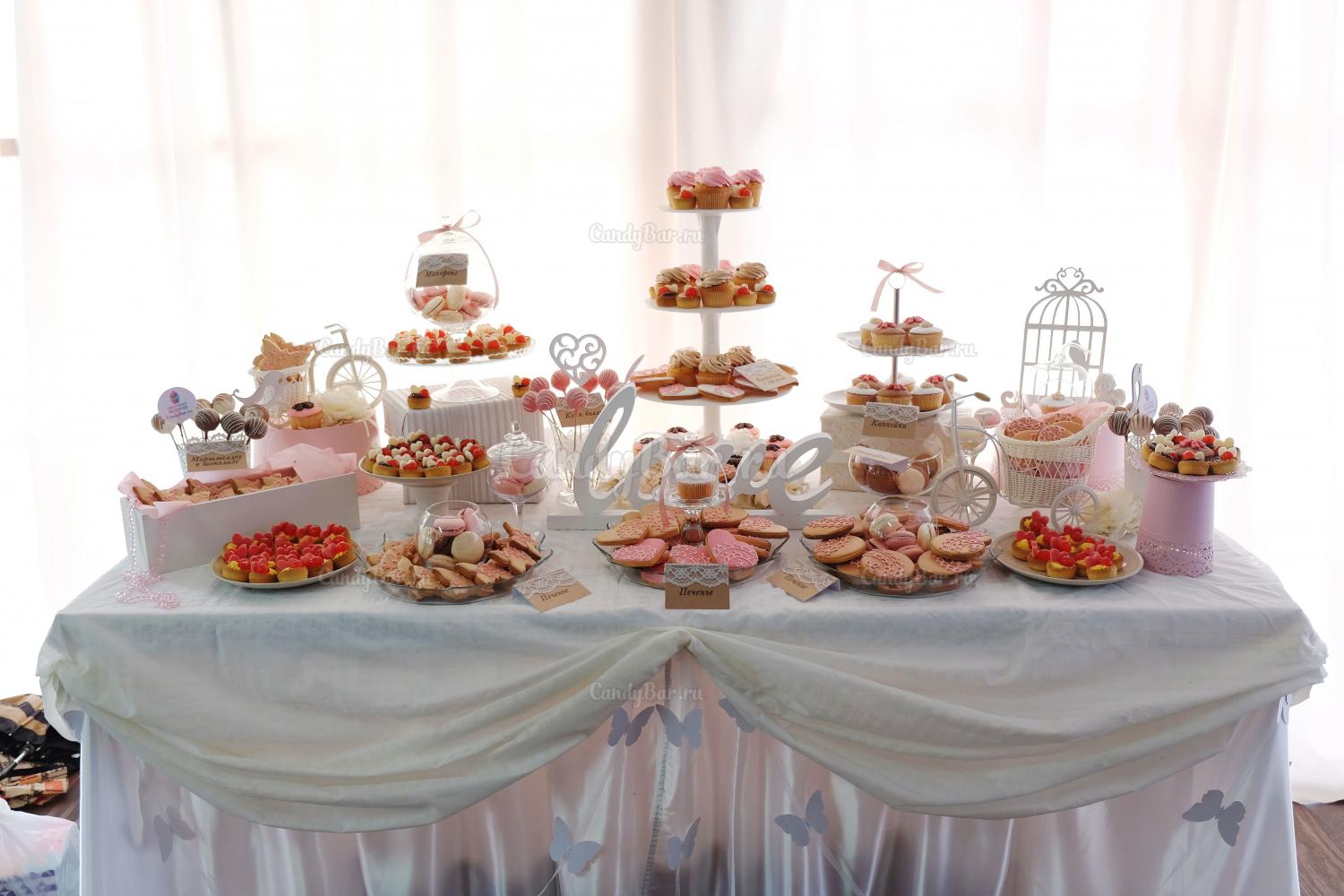 Кэнди бар на свадьбу в бежево-розовом цвете