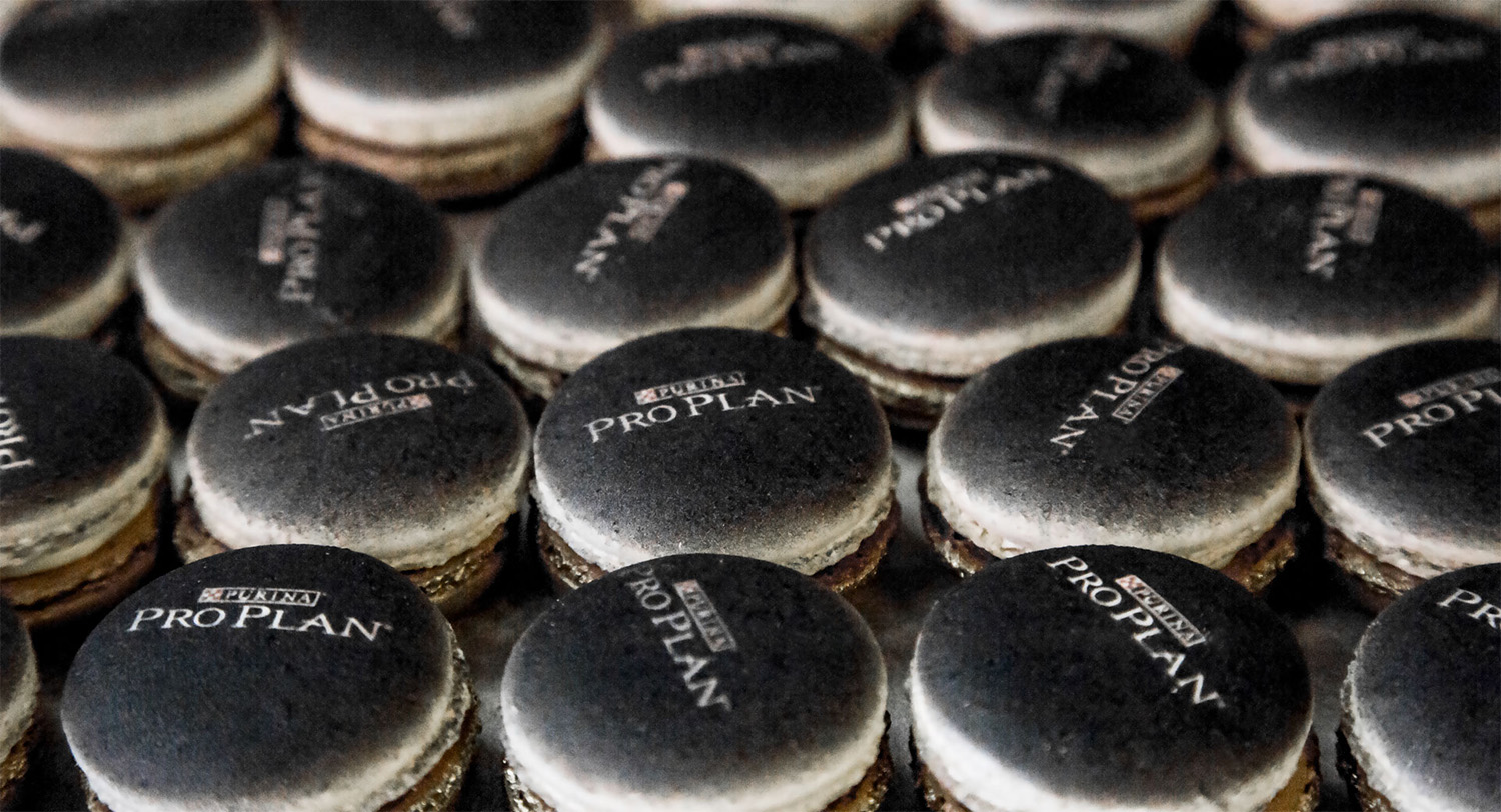 Сладкий подарок для клиентов от ProPlan - черные макаруны с лого