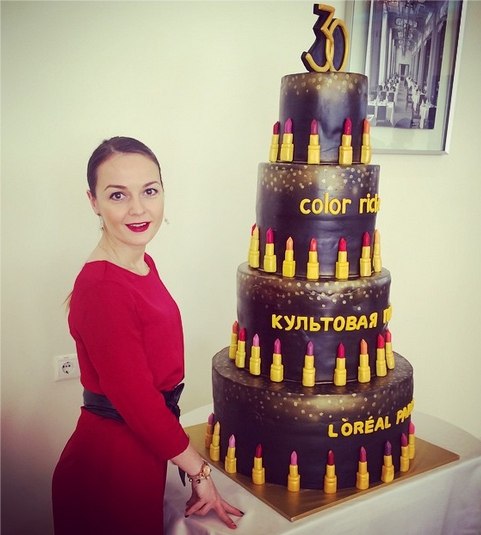 Корпоративный торт на юбилей компании L'Oréal Paris