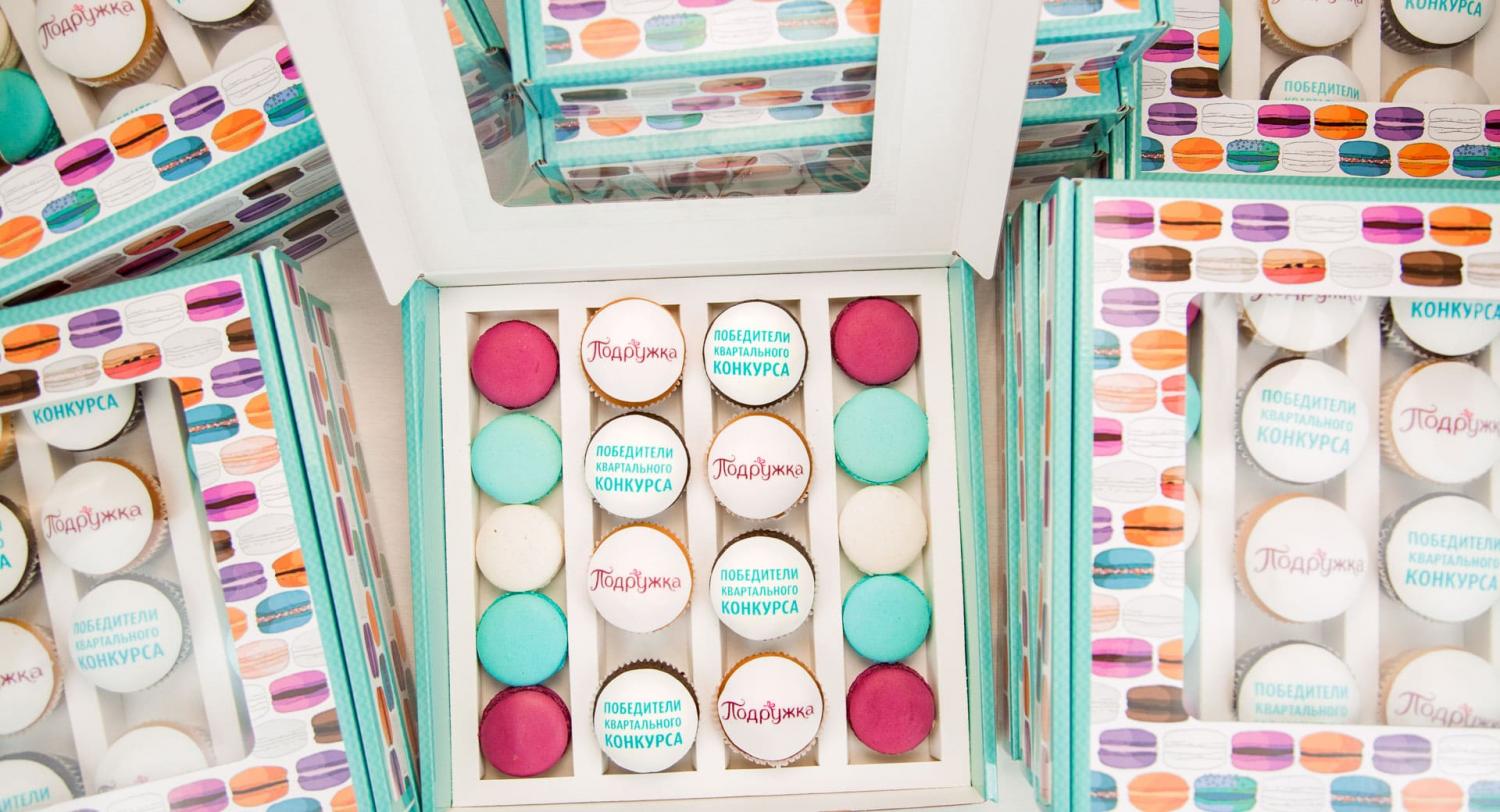 Сладкие подарочные наборы от компании Подружка - макаруны и капкейки с логотипом