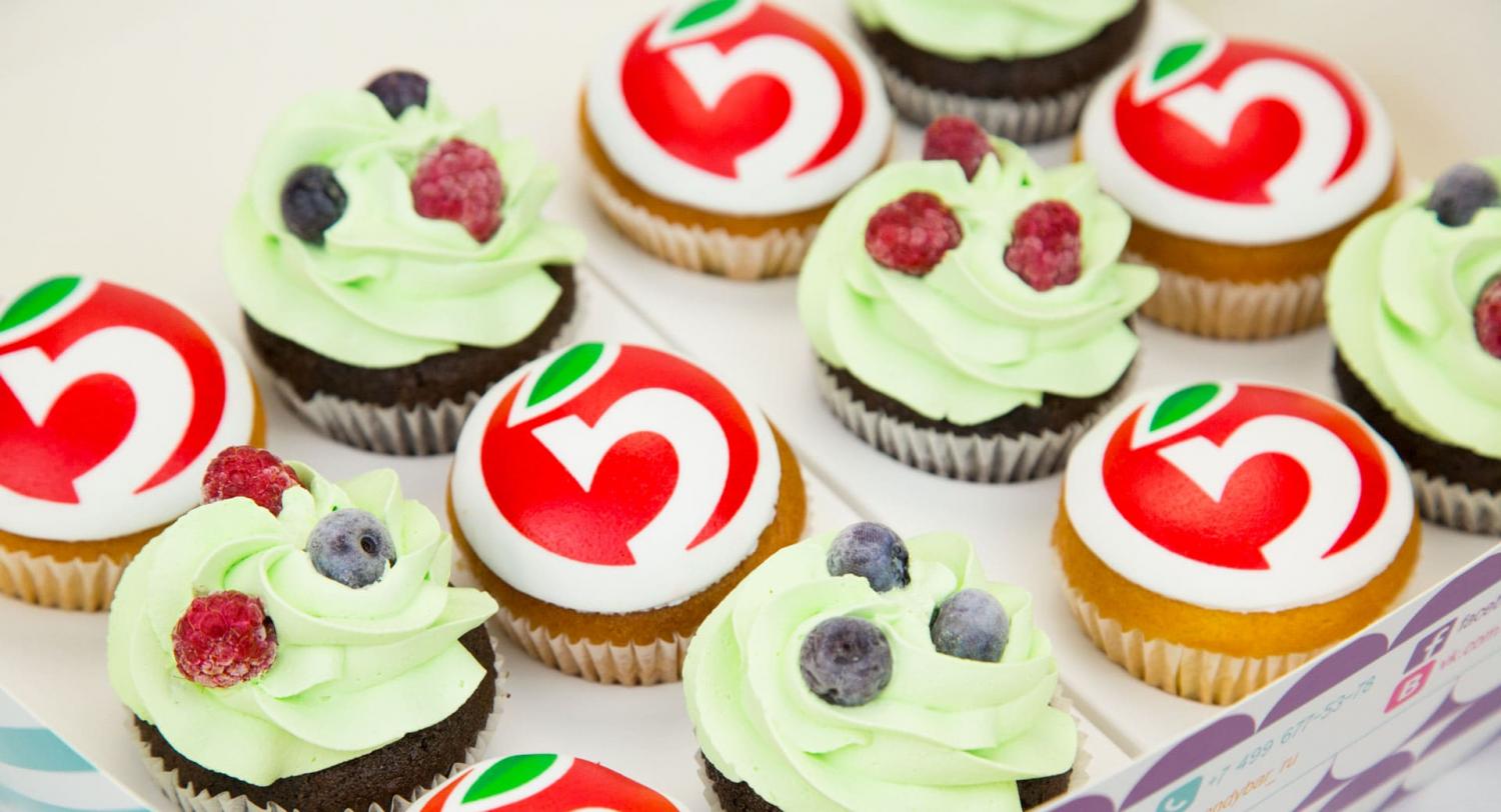 Брендированный подарочный набор от Пятерочки - капкейки с лого и ягодами