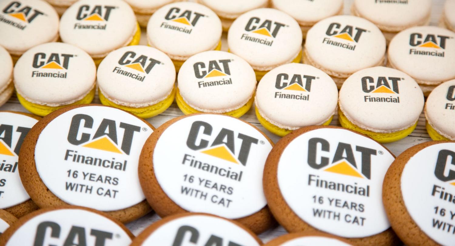 Сладкие подарки клиентам от компании CAT - брендированное печенье и макаруны с лого