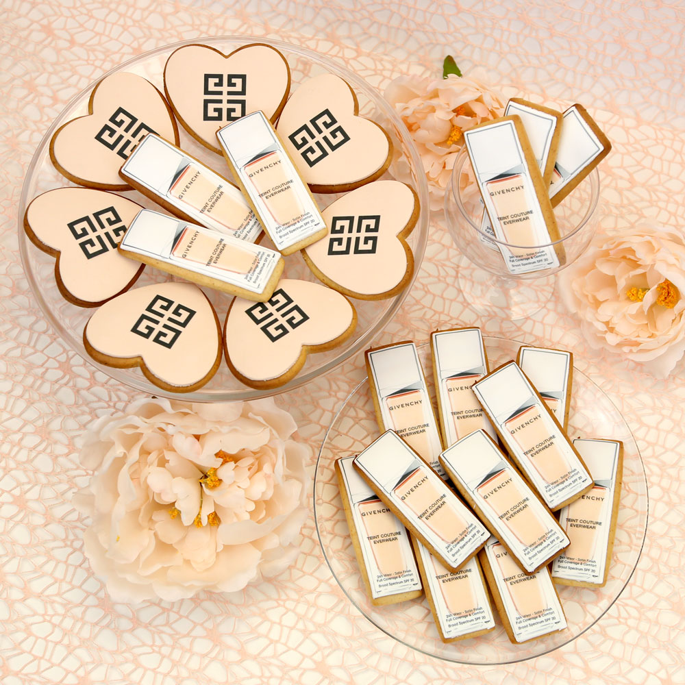 Сладкие подарки клиентам от компании Givenchy - фигурное печенье с логотипом