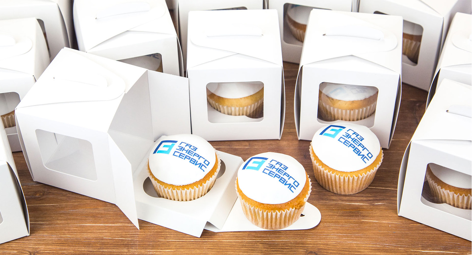 Сладкие подарки клиентам от ГазЭнергоСервис - капкейки с логотипом в коробочке