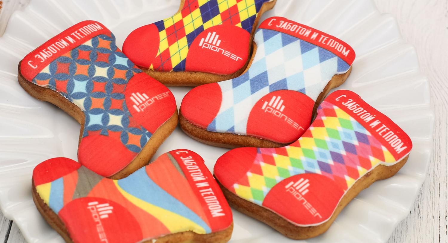 Корпоративный подарок на Новый год от Pioneer - набор пряников с логотипом