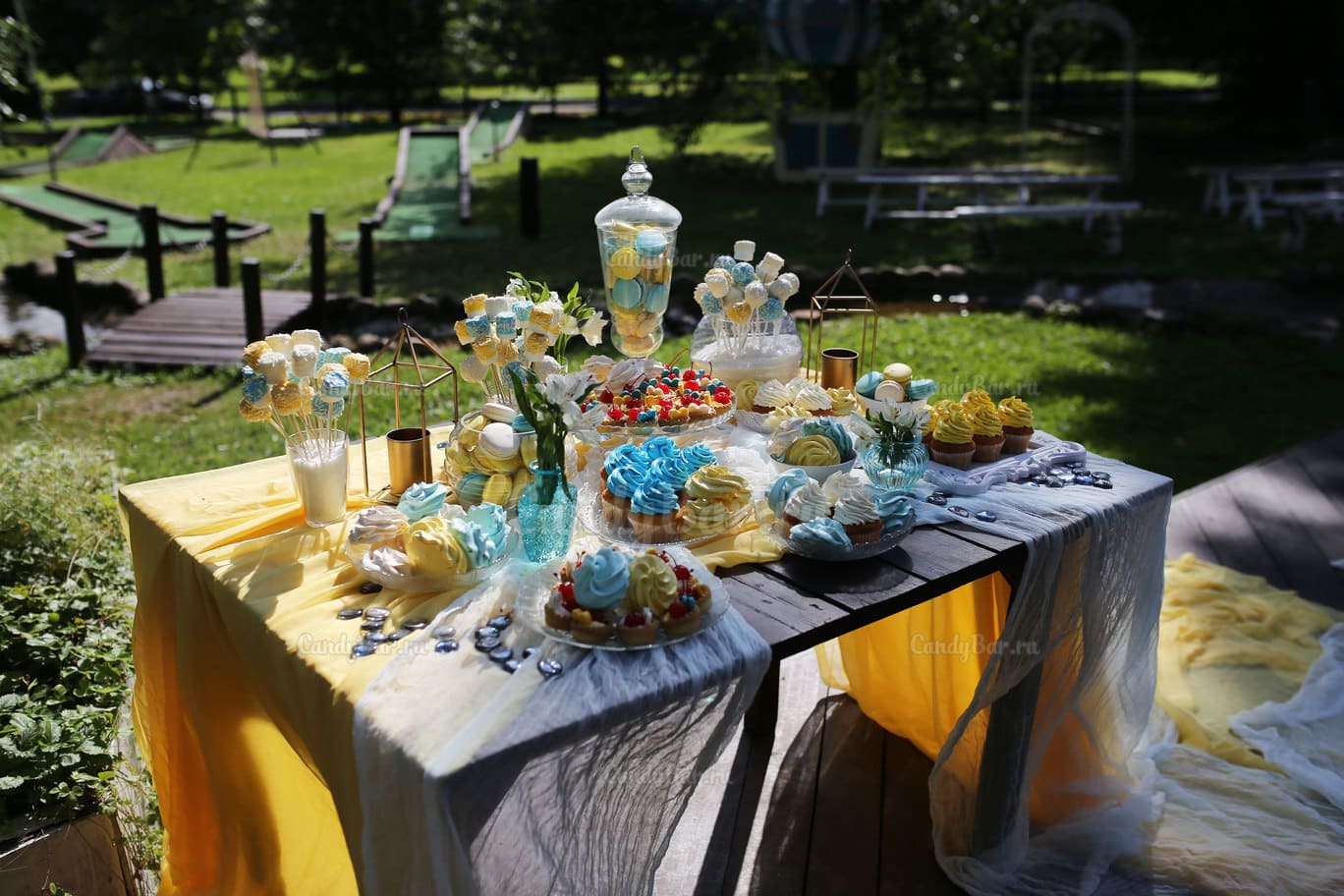 Сладкий стол на свадьбу летом