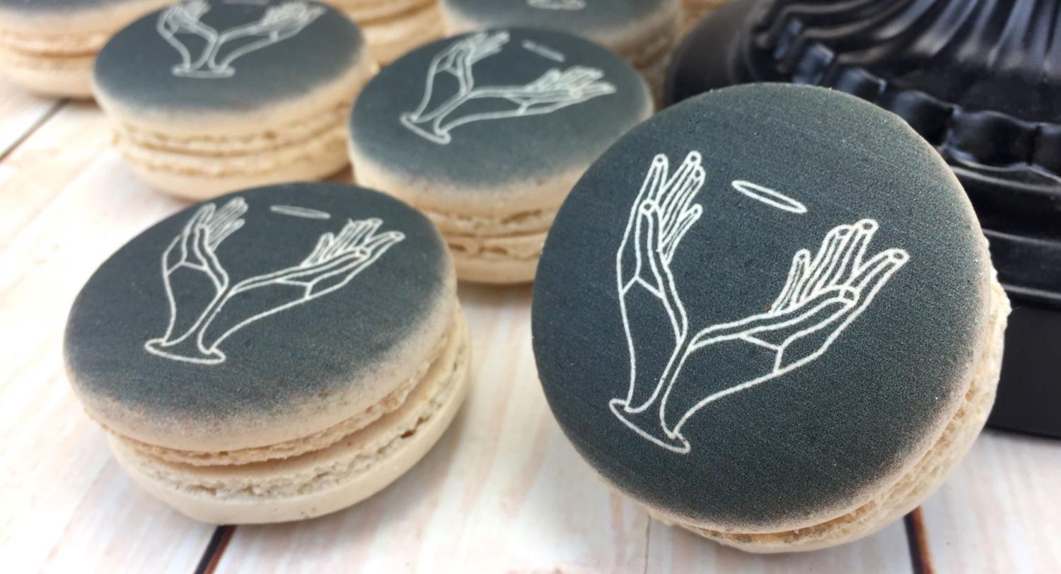 Черные макаруны с логотипом - сладкий корпоративный подарок