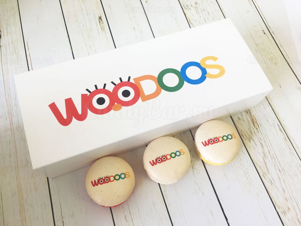 Корпоративный подарочный набор от WOODOOS - логотип на макарунах и упаковке