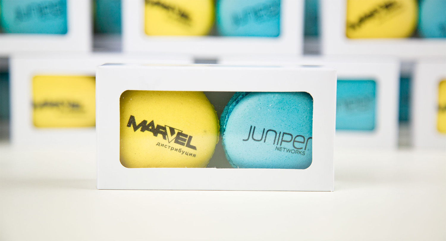 Подарки партнерам от компании Marvel - цветные макаруны с лого