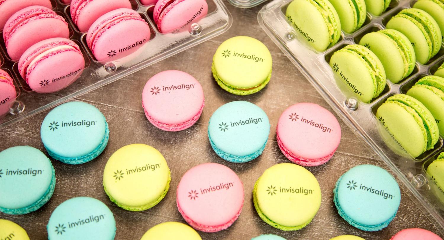 Подарки партнерам от компании Invisalign - цветные макаруны с лого