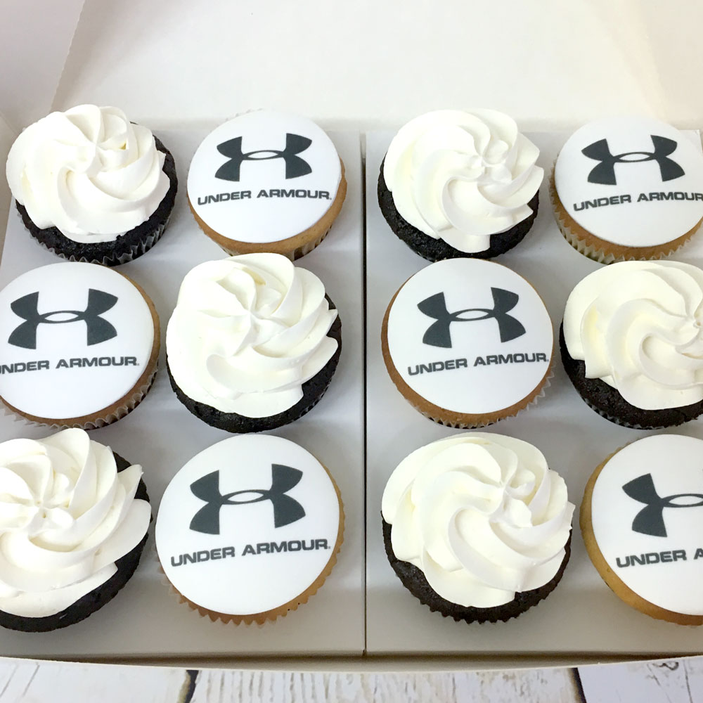Корпоративные подарочные наборы от компании Under Armour - капкейки с лого и кремом