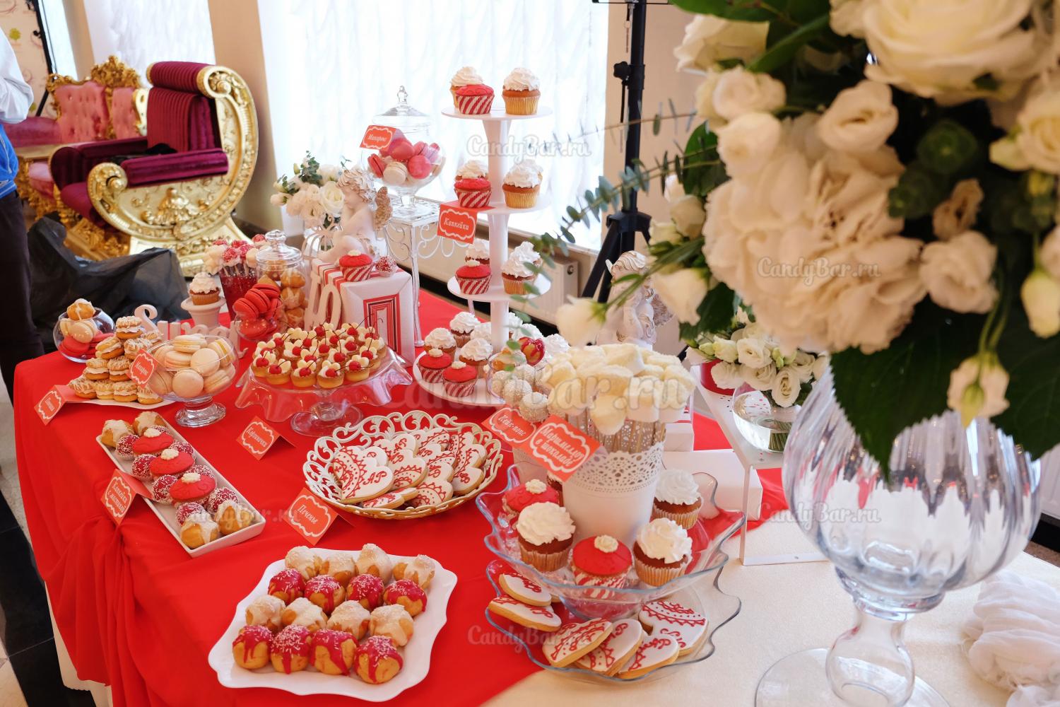 Кэнди бар на свадьбу в красном цвете