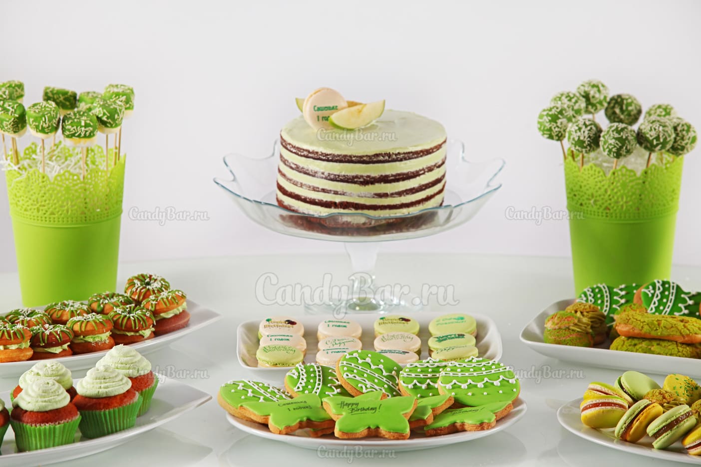 Детский сладкий стол на годик в зеленом цвете