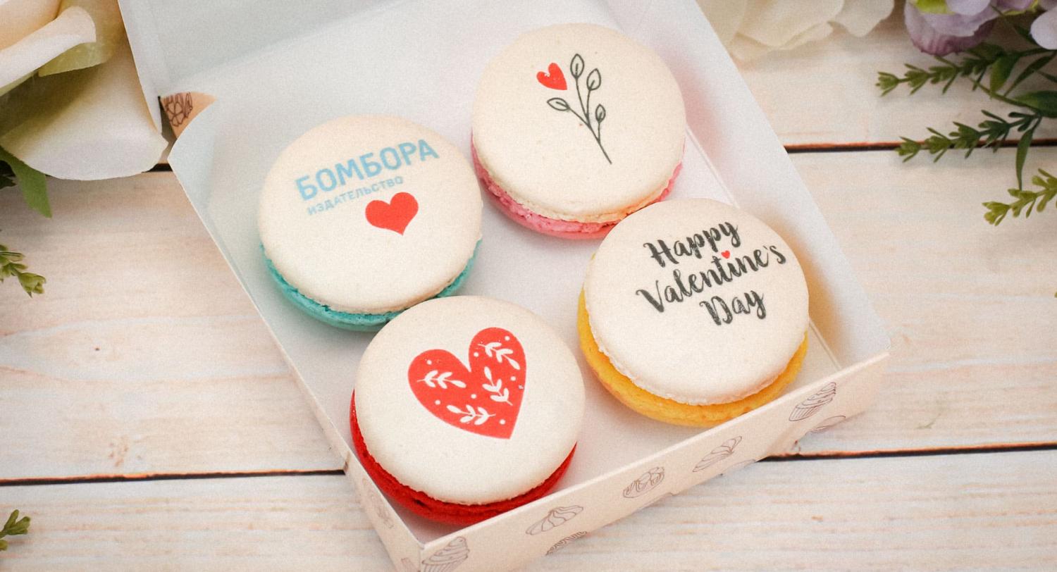 Сладкие подарочные наборы от Бомбора - макаруны с лого и упаковка