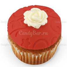 Свадебные капкейки красные с белой розочкой