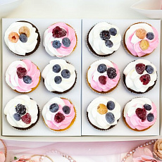 Капкейки со свежими ягодами 12 шт