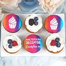 Набор капкейков с лого и свежими ягодами, 6 шт
